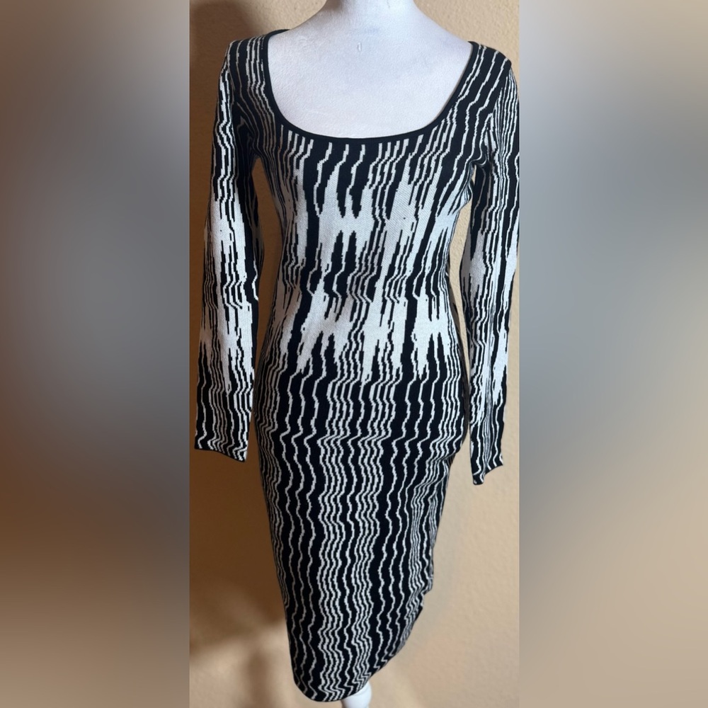 No Commrnt Stylish Black and White Patterned Dress